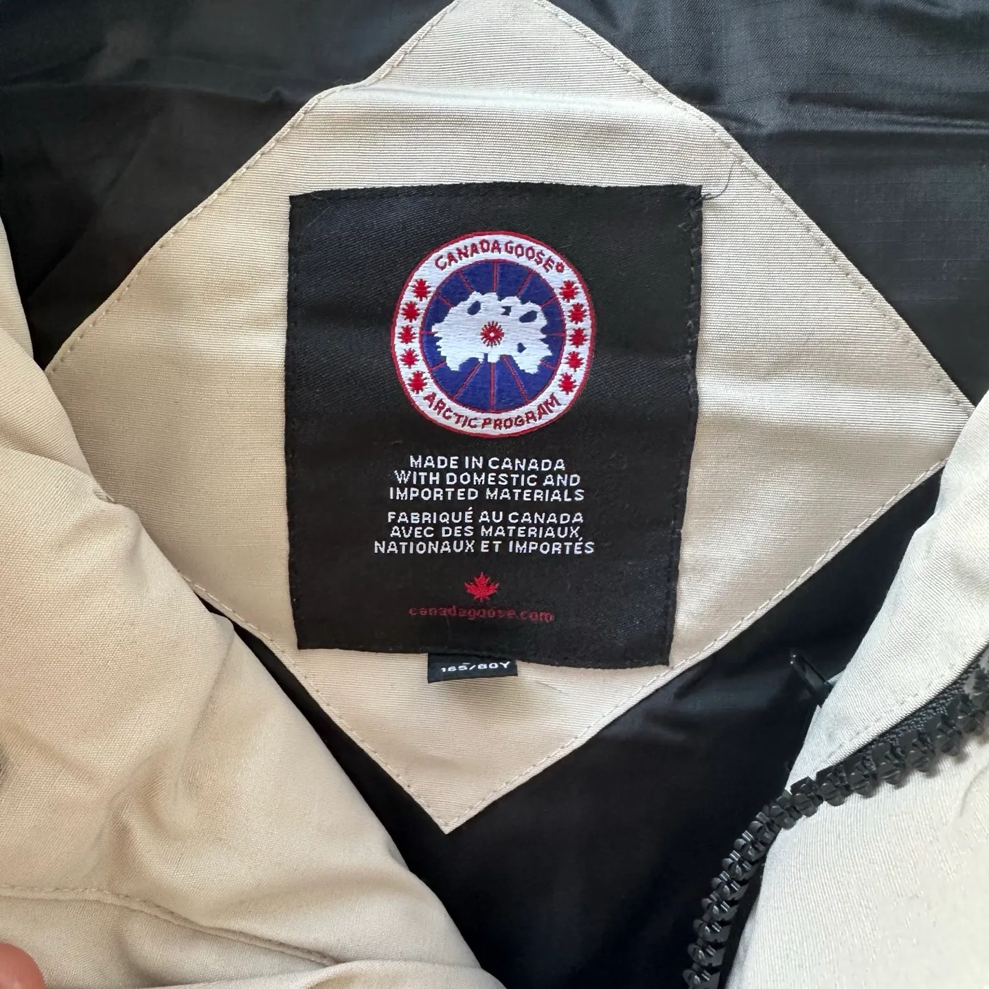 P380 Top real shot - Style number: TT119 Canada Goose has always been recognized as the warmest down jacket. Various Instagram celebrities, Internet celebrities, and celebrities often wear it for street photos. I make Canada Goose every year, but I still can't get rid of my love for the goose. No matter how cold the days are, there is no need to be afraid because of the care of the goose. The down vest is definitely a concave shape in autumn and winter. It is a trading company order model, exclusively launched! The purchase at the counter is the same as the genuine original clothes. Pay attention to the matching. There is velvet on the back collar, which is more warm. There is a zippered hidden pocket on the inside, and the genuine net pocket is synchronized inside. You need to compare the genuine products at any time. All the accessories are custom-made from the original factory. 1️⃣Fabric: Domestic exclusive Japanese original fabric with characteristics: waterproof, drill-proof, anti-fading, 24-count calendered woolen surface (waterproof level conforms to the ball raincoat level) 2️⃣Down: national standard 80 white duck down Supports identification (many on the market are 50 velvet and recharged in order) with better thermal insulation performance, light and not heavy, and good recovery of fluffiness after compression!  3️⃣Zipper: Original factory customized zipper with clear engraving and perfect texture. Original customized authentic YKK military-grade copper core zipper puller that can withstand hundreds of thousands of pulls. 4️⃣Embroidery: Imported new Behringer embroidery machine customized with 10,000-needle electric embroidery, full/three-dimensional/clear! 5️⃣: 400D high-density count liner fabric in the inner liner completely eliminates the problem of velvet leakage and velvet leakage. In the down woven category, there is no bragging. There is currently almost no one that can do better than us! Make an original product with care, so that every customer has the confidence to introduce it to his customers: This is the top replica version in China. A good product does not need too much soft text to set it off. Color: black, gray, off-white, size: Please note that slight color differences on the product are normal and will not be used as a reason for return or exchange. #Due to different monitor display pixels and external factors such as shooting lighting